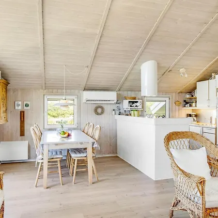 Hariet - 300m From The Sea By Interhome